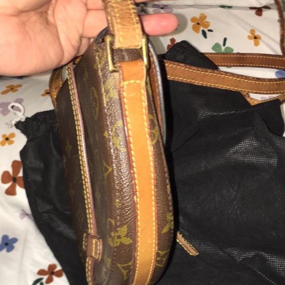 Super cute ☺️ Monogram CROSSBODY bag - Picture 7 of 14